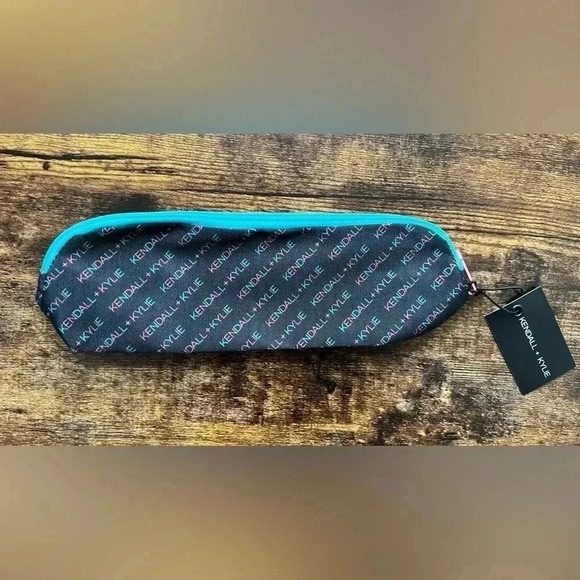 BUNDLE: 2- Kendall + Kylie makeup pouches (bags). - Picture 3 of 7